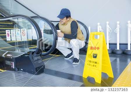 ビルの清掃員　 132237163