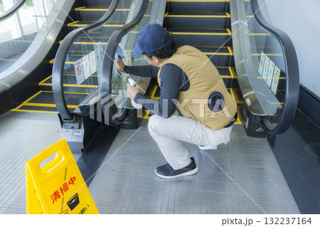 ビルの清掃員　 132237164