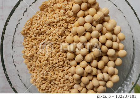 大豆ミートで作られたそぼろ弁当 132237183