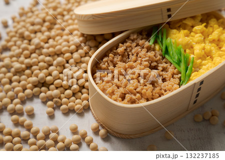 大豆ミートで作られたそぼろ弁当 大豆ミートで作られたそぼろ弁当 132237185