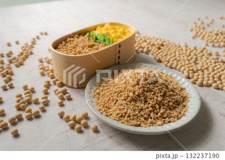 大豆ミートで作られたそぼろ弁当 132237190