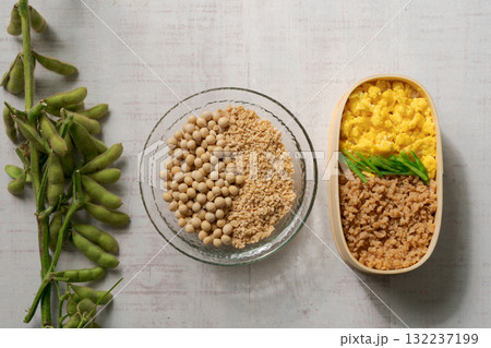 大豆ミートで作られたそぼろ弁当 132237199