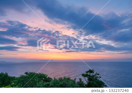 美しい朝焼けに照らされた海 美しい朝焼けに照らされた海 132237240