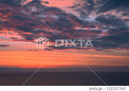 美しい朝焼けに照らされた海 美しい朝焼けに照らされた海 132237242