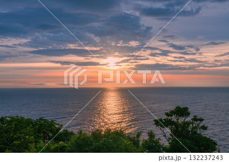 美しい朝焼けに照らされた海 美しい朝焼けに照らされた海 132237243