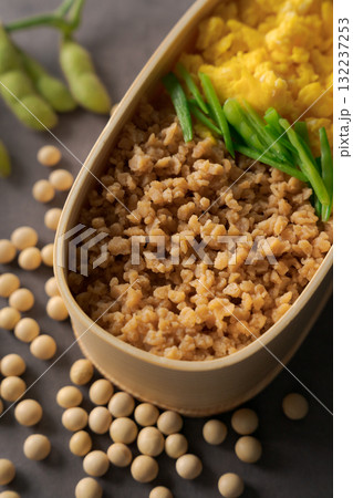 大豆ミートで作られたそぼろ弁当 132237253