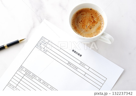 事業計画書 - 新規事業の立ち上げに先立ち、事業計画書を作成する起業家のイメージ 132237342