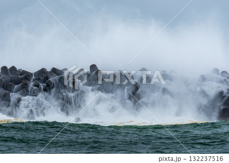 台風接近中　大波　洋上アルプス屋久島(秋 132237516