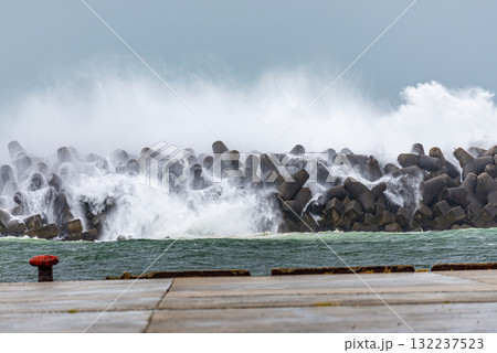 台風接近中 大波 洋上アルプス屋久島(秋 台風接近中 大波 洋上アルプス屋久島(秋 132237523
