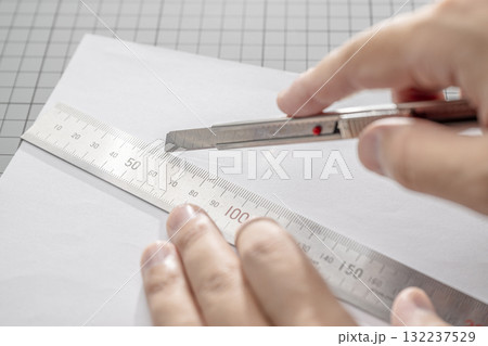 カッター・手・定規、紙を切る カッター・手・定規、紙を切る 132237529
