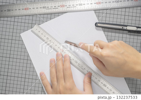 カッター・手・定規、紙を切る 132237533