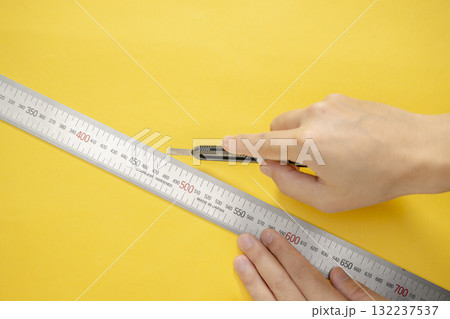 カッター・手・定規、紙を切る カッター・手・定規、紙を切る 132237537