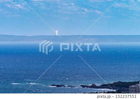 ロケット発射 種子島宇宙センターから 屋久島(秋 ロケット発射 種子島宇宙センターから 屋久島(秋 132237551