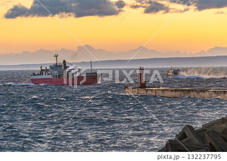 夜明け 宮之浦港 洋上アルプス屋久島(冬 夜明け 宮之浦港 洋上アルプス屋久島(冬 132237795
