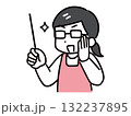 指示棒を使って説明している賢そうなエプロンの若い女性 132237895