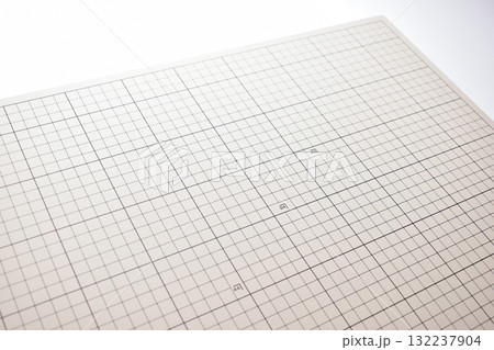 gray cutting mat board on white background with line and scale measure guide pattern for art design 132237904