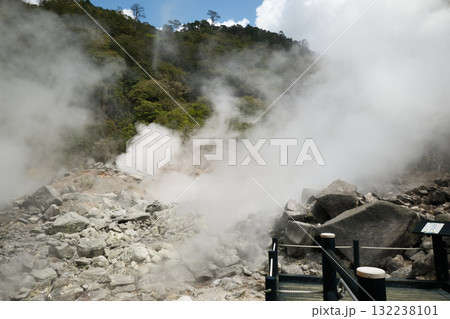 自然の中で噴気を噴かせる栗野岳八幡大地獄 132238101