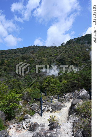 青空が広がる栗野岳八幡大地獄 132238105