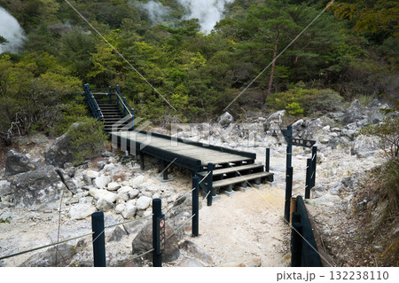 栗野岳八幡大地獄の間を進む遊歩道 132238110