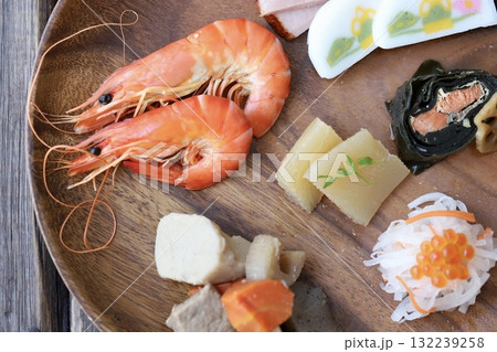 アカシアプレートに取り分けた一人用のお節料理 132239258