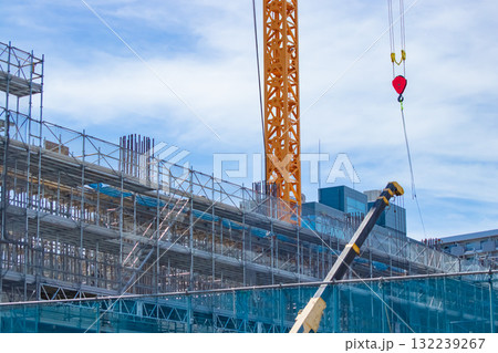 都会の工事現場のクレーン【建設イメージ】 132239267