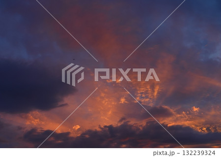 赤と青紫の夕焼け 132239324