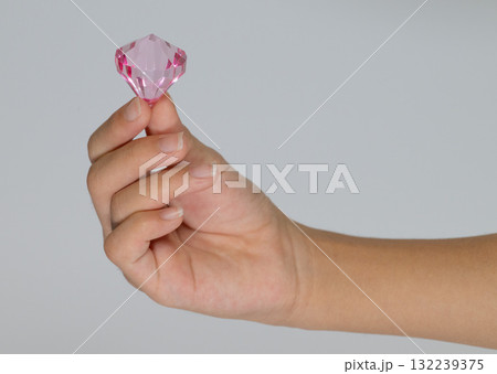 ピンクの宝石を掴む子供の手 132239375