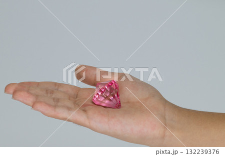 手のひらに乗せた大きなピンクの宝石 手のひらに乗せた大きなピンクの宝石 132239376