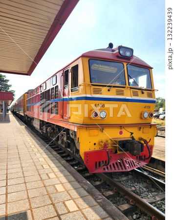 ノンカーイ駅に停車するタイ国鉄ディーゼル機関車4106号車の車両 ノンカーイ駅に停車するタイ国鉄ディーゼル機関車4106号車の車両 132239439