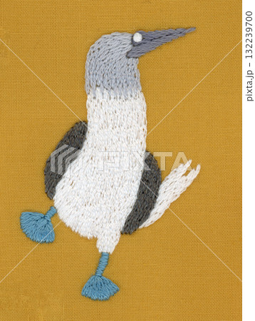 アオアシカツオドリの刺繍 132239700