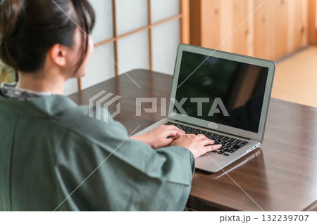 温泉旅館の部屋でパソコンで仕事をする浴衣姿の女性(作家,執筆,執筆活動) 温泉旅館の部屋でパソコンで仕事をする浴衣姿の女性(作家,執筆,執筆活動) 132239707