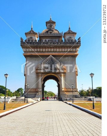 ラオスのパトゥーサイ凱旋門を真正面から捉えた壮麗な近景建築 132239712