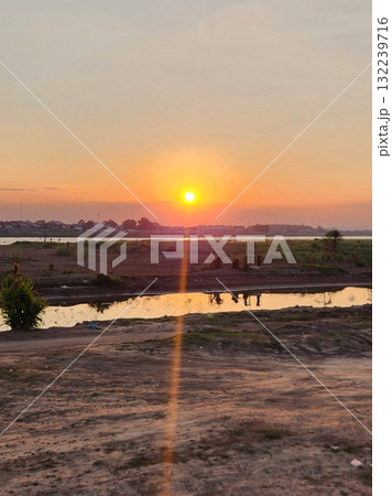 ラオスのメコン川沿いで見た黄金色に輝く美しい夕日 132239716
