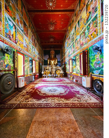 ラオス:ワットシームアン本堂内部に並ぶ金色の仏像と色鮮やかな壁画 ラオス:ワットシームアン本堂内部に並ぶ金色の仏像と色鮮やかな壁画 132239720