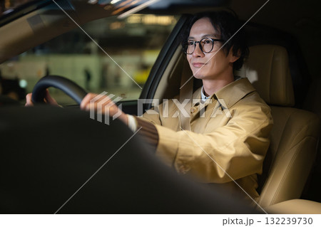 車を運転する男性 車を運転する男性 132239730