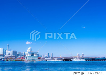 【都市風景】よく晴れた冬の日の横浜・大さん橋から見たみなとみらいの風景【神奈川県】 132239790
