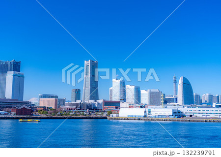 【都市風景】よく晴れた冬の日の横浜・大さん橋から見たみなとみらいの風景【神奈川県】 132239791