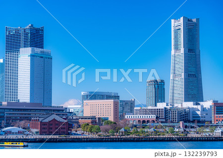 【都市風景】よく晴れた冬の日の横浜・大さん橋から見たみなとみらいの風景【神奈川県】 【都市風景】よく晴れた冬の日の横浜・大さん橋から見たみなとみらいの風景【神奈川県】 132239793