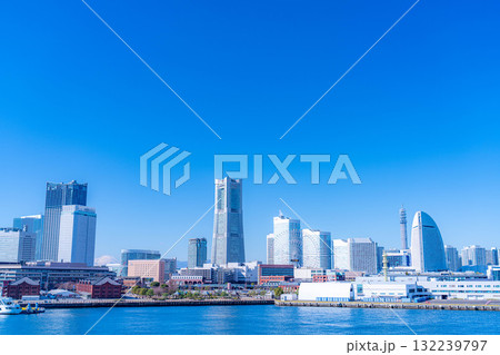 【都市風景】よく晴れた冬の日の横浜・大さん橋から見たみなとみらいの風景【神奈川県】 132239797