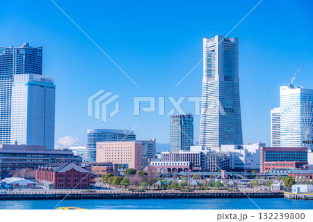 【都市風景】よく晴れた冬の日の横浜・大さん橋から見たみなとみらいの風景【神奈川県】 132239800