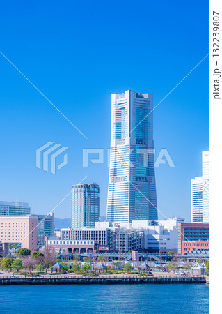 【都市風景】よく晴れた冬の日の横浜・大さん橋から見たみなとみらいの風景【神奈川県】 【都市風景】よく晴れた冬の日の横浜・大さん橋から見たみなとみらいの風景【神奈川県】 132239807