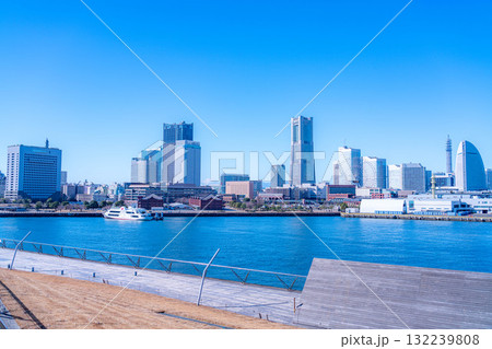 【都市風景】よく晴れた冬の日の横浜・大さん橋から見たみなとみらいの風景【神奈川県】 132239808