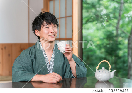 旅館の和室でお茶を飲む浴衣姿の若いアジア人女性 旅館の和室でお茶を飲む浴衣姿の若いアジア人女性 132239838