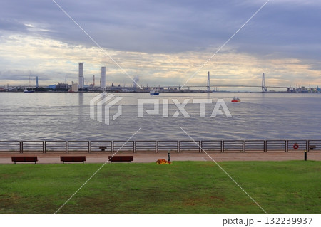 名古屋港ポータン広場から眺める潮見ふ頭と名港トリトン 132239937
