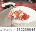 美味しそうな中トロの握り寿司、山わさびおろしがけ 132239946