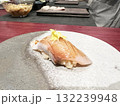 美味しそうな金目鯛の握り寿司、菊の花乗せ 132239948