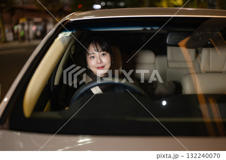 車を運転する女性 132240070