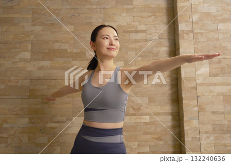 女性　20代　ホットヨガ 132240636