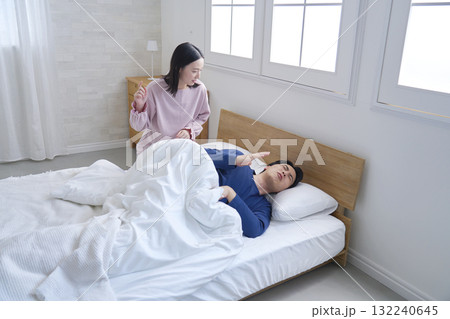 朝に夫を起こす妻 132240645