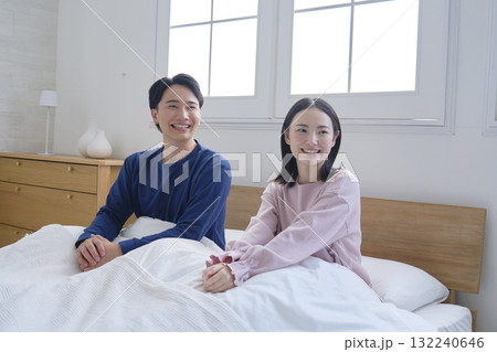 起床したベッドの上の夫婦のポートレート カメラ目線 起床したベッドの上の夫婦のポートレート カメラ目線 132240646